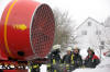 Der Riesenlfter der Feuerwehr der Behringwerke vertrieb den Rauch schnell.