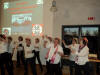 ...Besucher mit Stimmungsmusik...