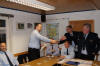 Maximilian Steidl (links) erhlt die Gratulation zum 2. stellvertretenden Wehrfhrer.
