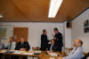 Jrgen Weber (links) wird vom stellvertretenden Stadtbrandinspektor Alexander Wagner zum Lschmeister befrdert.